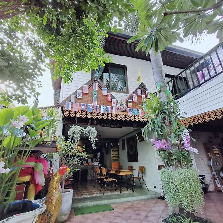 Tavee Guesthouse Bangkok Exterior photo